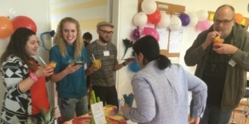 Besucher der Saftbar beim Tag der Ausbildung Ausschank an der Saftbar