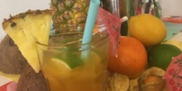 Cocktail der Saftbar zum Tag der Ausbildung Cocktailstand mit Dekoration