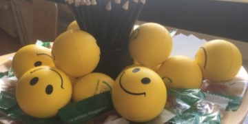 Sachpreise für das Glücksrad beim Tag der Ausbildung Verschiedene schöne Kleingewinne