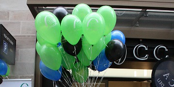 Luftballons vor dem Samocca-Café Straßenfest