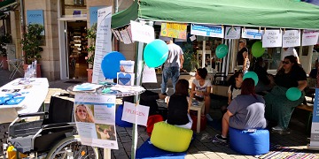 Menschenmenge beim Straßenfest Informationszelt beim inklusiven Straßenfest