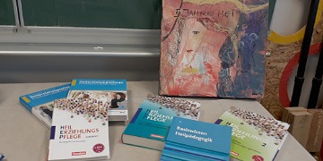 Büchertisch Ausgelegte Bücher
